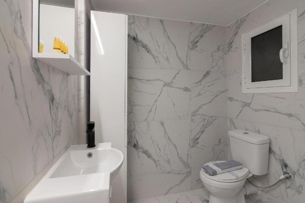 Fully Renovated 1 Bedroom Condo Athens Exterior photo